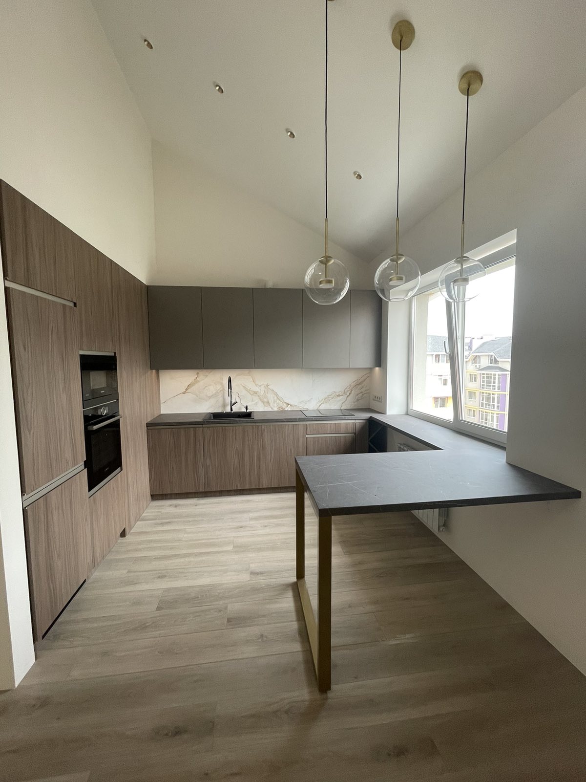 Handleless timber-look kitchen joinery