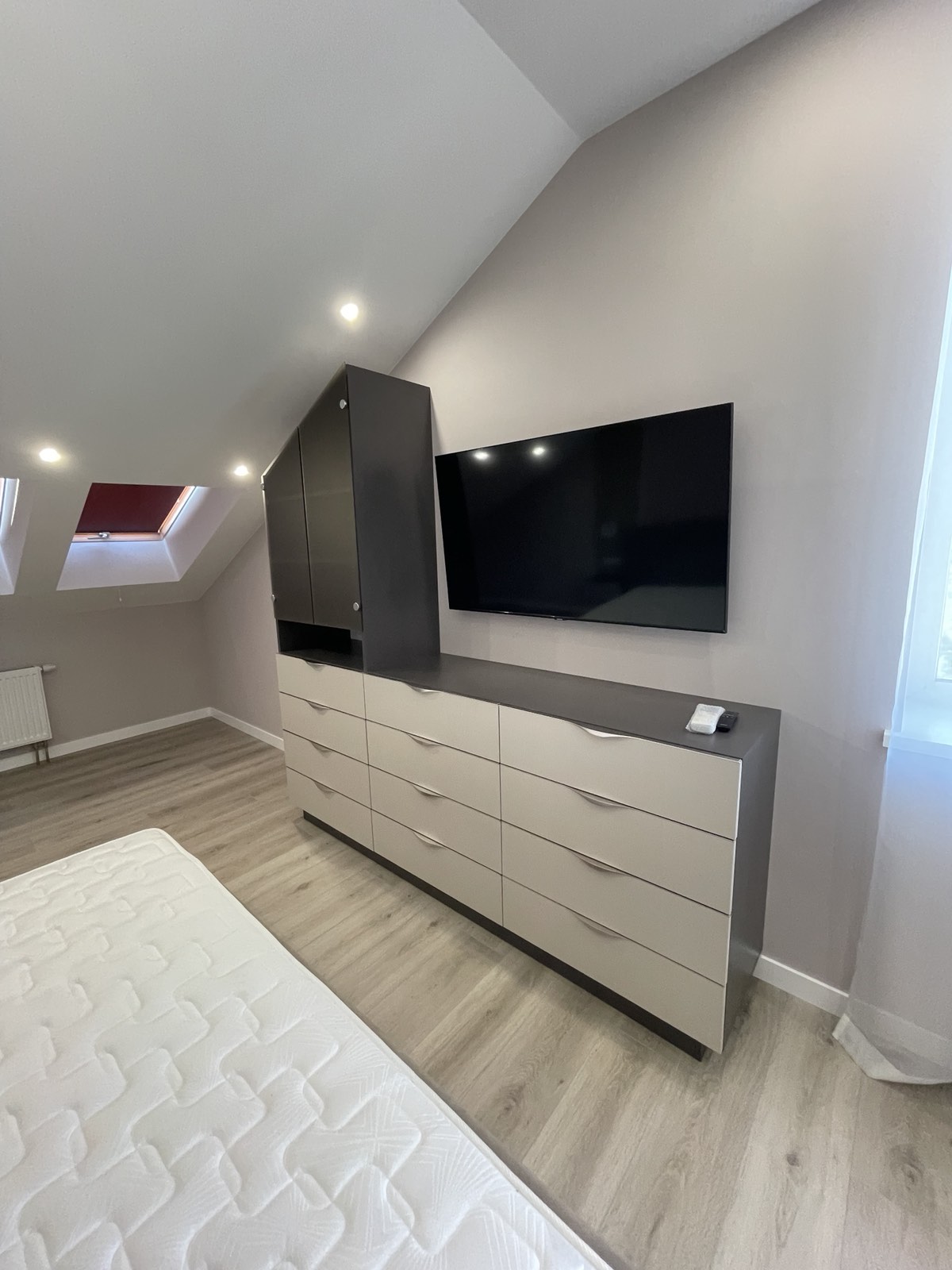 Low living room TV cabinetry with shelving