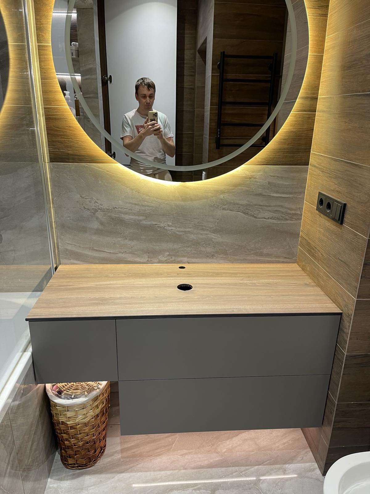 Round Mirror Vanity Joinery portfolio image 4