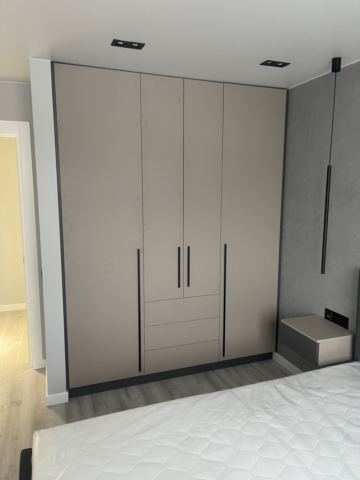 Light hinged wardrobe walls with tall cabinet doors