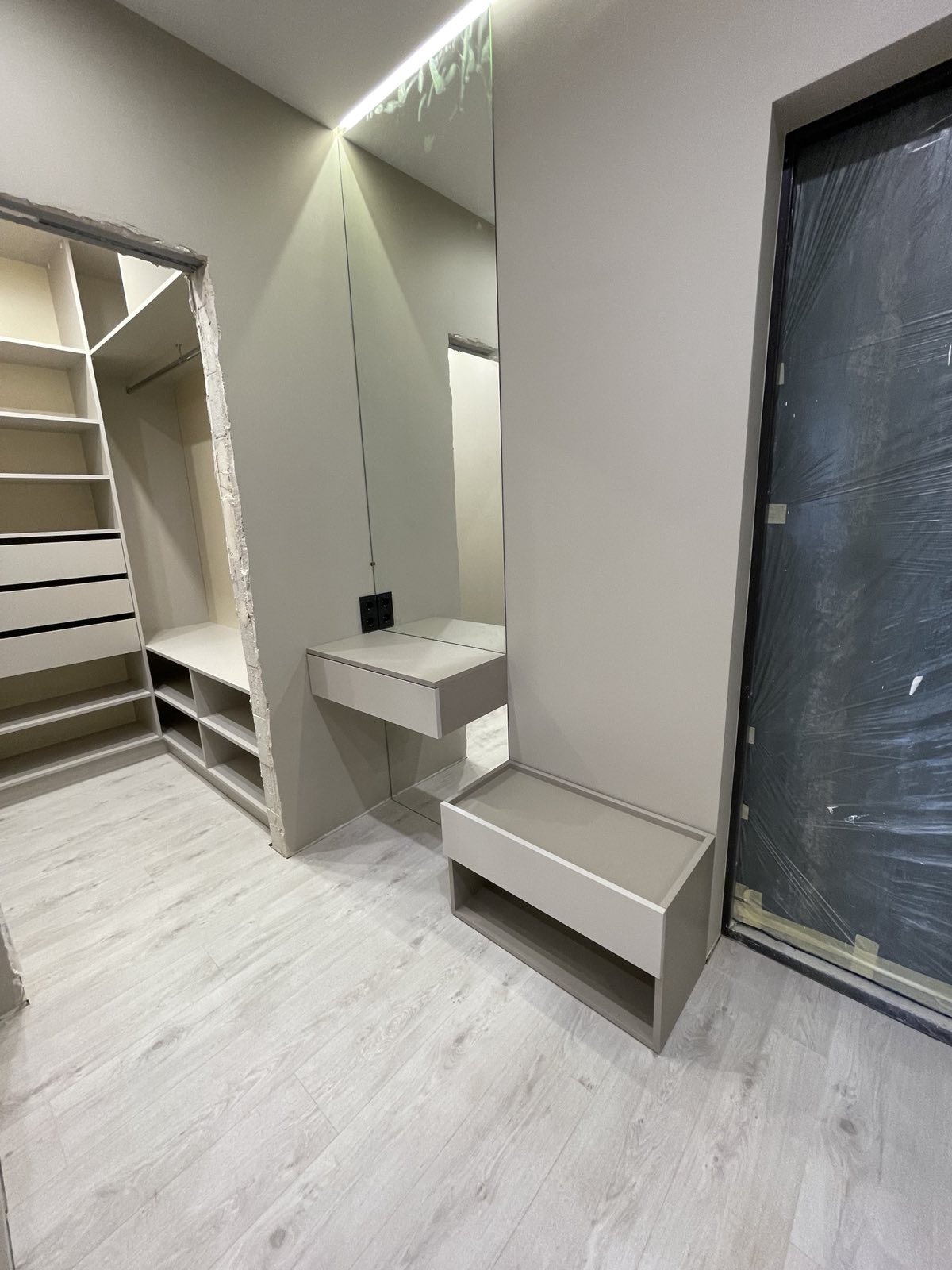 Window-Side Wardrobe Storage portfolio image 4